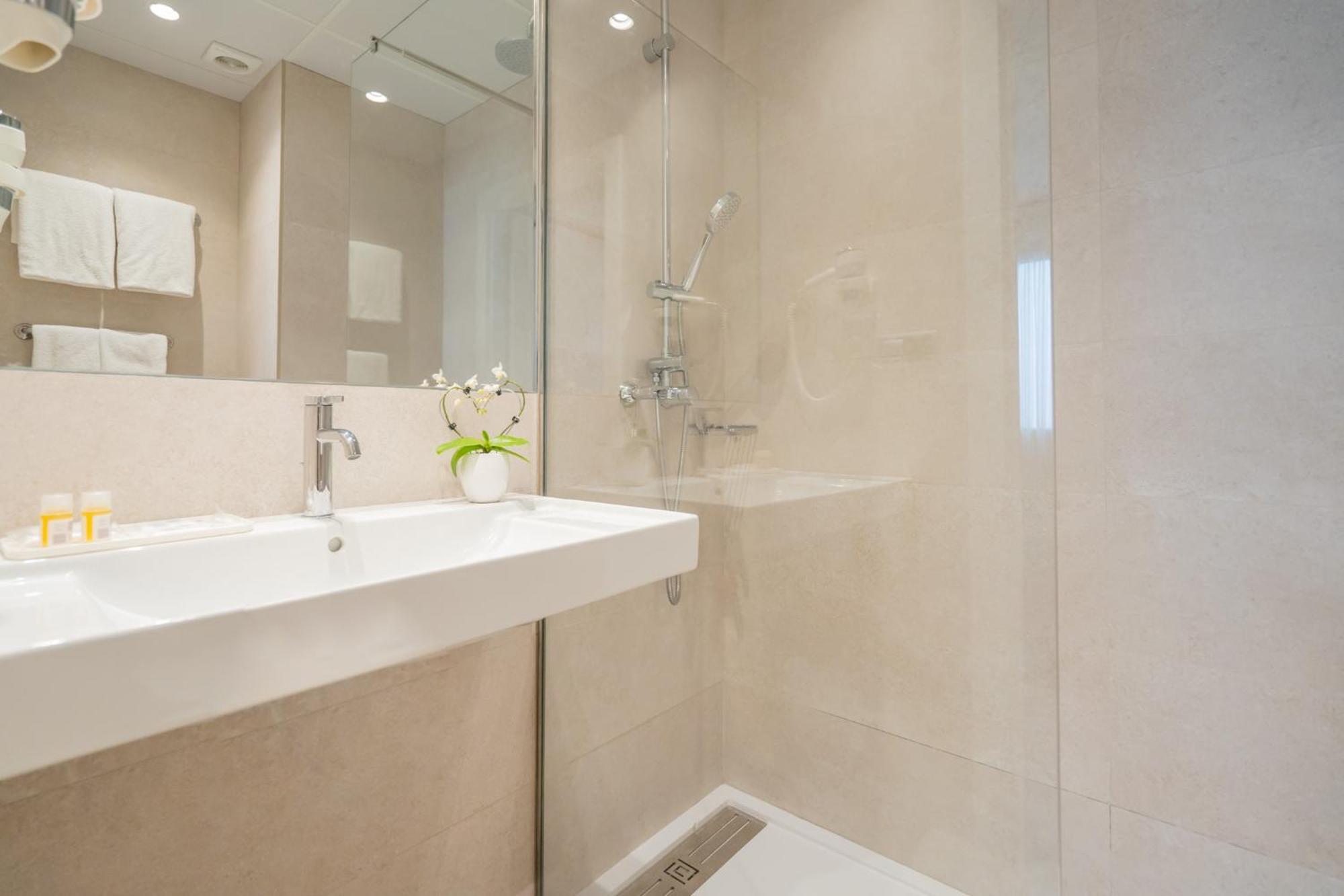 Glories Hotel 3*
